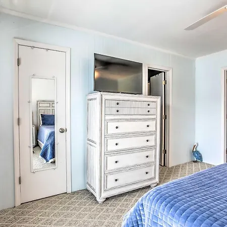 Coastal Oasis With Decks Walk To Holden Beach!